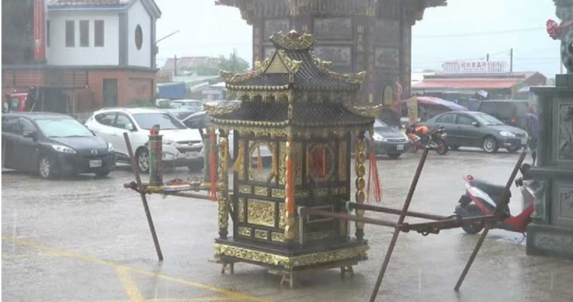 神轎在大雨中一度進退不得。（圖／翻攝自臉書「神跡廟會」）