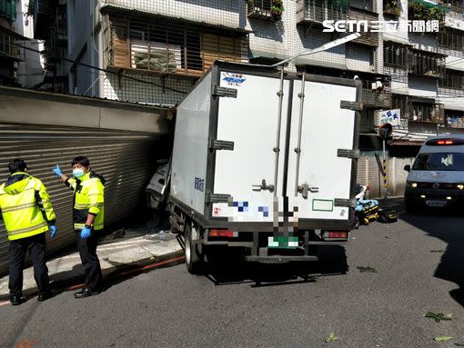 物流車不明原因撞上民宅鐵門。（圖／翻攝畫面）