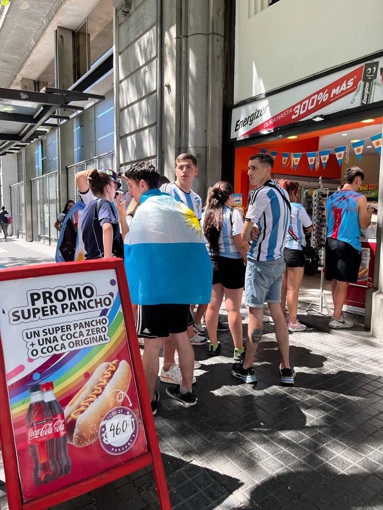 Un kiosco de los que están abiertos 24 horas no da abasto para atender la fila de clientes. Son las 11 de la mañana y en local ya se está quedando sin salchichas.