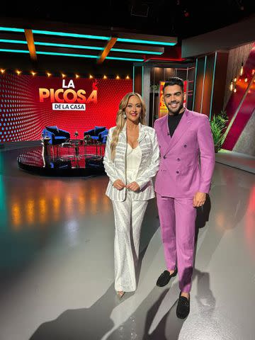 <p>Cortesia</p> Veronica Bastos y Carlos Adyan, conductores de Pica y se extiende