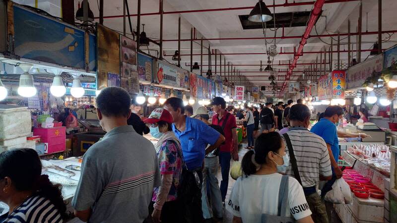 颱風海葵風雨來襲前夕  布袋港觀光魚市人潮多 颱風海葵來襲，嘉義縣政府宣布3日停班、停課，不 過颱風正式登陸前，布袋港觀光魚市人潮上午仍不 少，許多民眾把握風雨來臨前夕選購海鮮。 中央社記者蔡智明攝  112年9月3日 