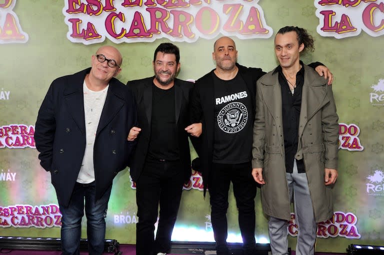 Campi, Pablo Rago, Sebastián Presta y Mariano Torre, los protagonistas masculinos de Esperando la carroza, en la alfombra roja que se montó en el ingreso al Teatro Broadway, la casa de la obra