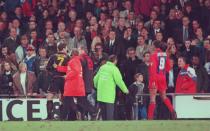 Es passierte 1995, als Cantona mit Manchester United gegen Crystal Palace spielte. Der Franzose wurde von einem gegnerischen Fan rassistisch beleidigt, woraufhin er mit einem Kung-Fu-Tritt in die erste Zuschauer-Reihe sprang. Die Strafe: eine achtmonatige Sperre. Ob Cantona heute anders reagieren würde? Wohl eher nicht. Er bereue es lediglich, nicht noch fester zugetreten zu haben, wie er später einmal in einem Interview erklärte. (Bild: Shaun Botterill/Allsport/Getty Images)