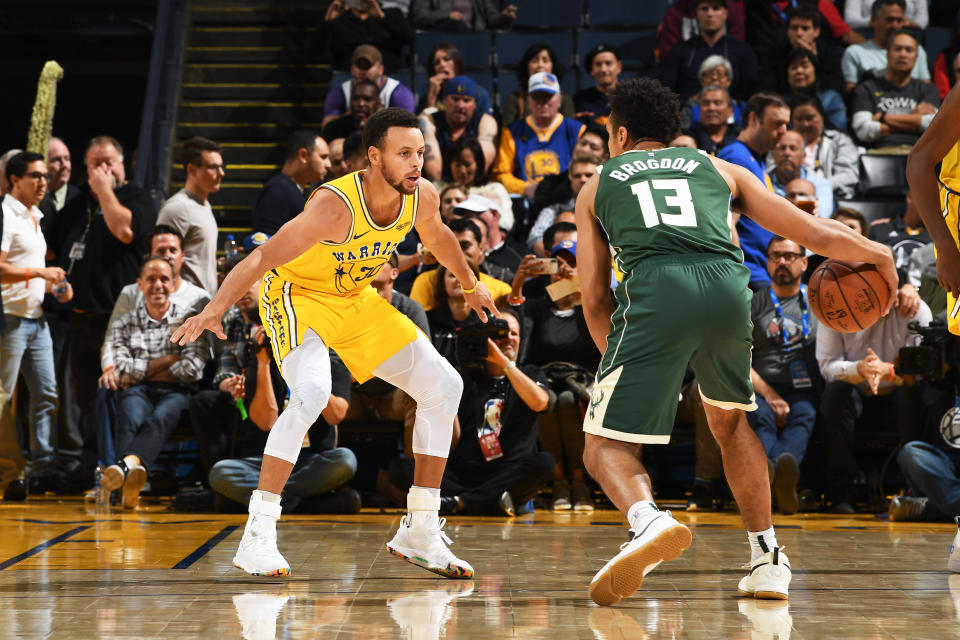 Stephen Curry struggled before leaving Thursday’s game against the Bucks with an adductor strain. (Getty)