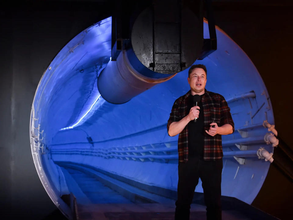 Elon Musk hat mit der Boring Company ein Unternehmen gegründet, um unterirdische Tunnel zu bauen. - Copyright: ROBYN BECK/AFP via Getty Images