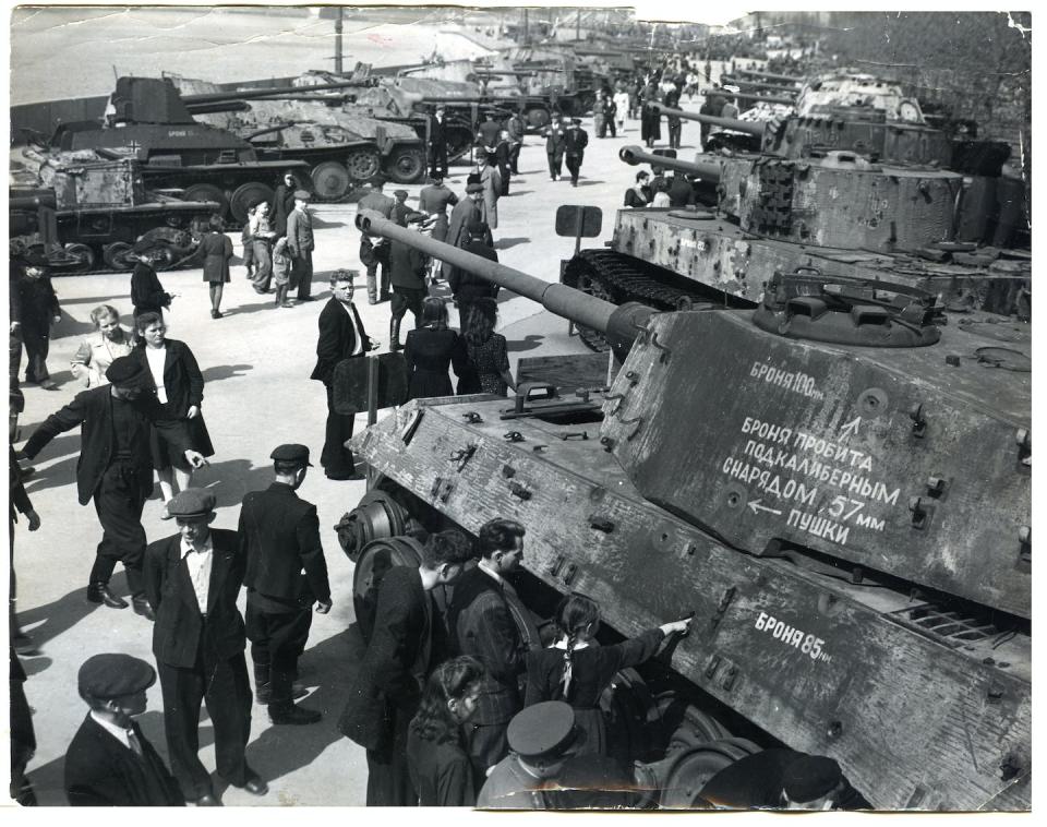 An exhibition in Moscow’s Gorky Park in the 1940s displayed Nazi weapons captured by the Soviet Union. Gorky Park Archive