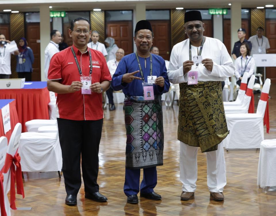 Candidates for the Pulai parliamentary seat by-election (from left) Pakatan Harapan’s Suhaizan Kaiat, Perikatan Nasional’s Zulkifli Jaafar and Independent candidate Samsudin Mohamad Fauzi at the nomination centre in Dewan Jubli Intan Sultan Ibrahim, Johor Baru August 26, 2023. — Bernama pic