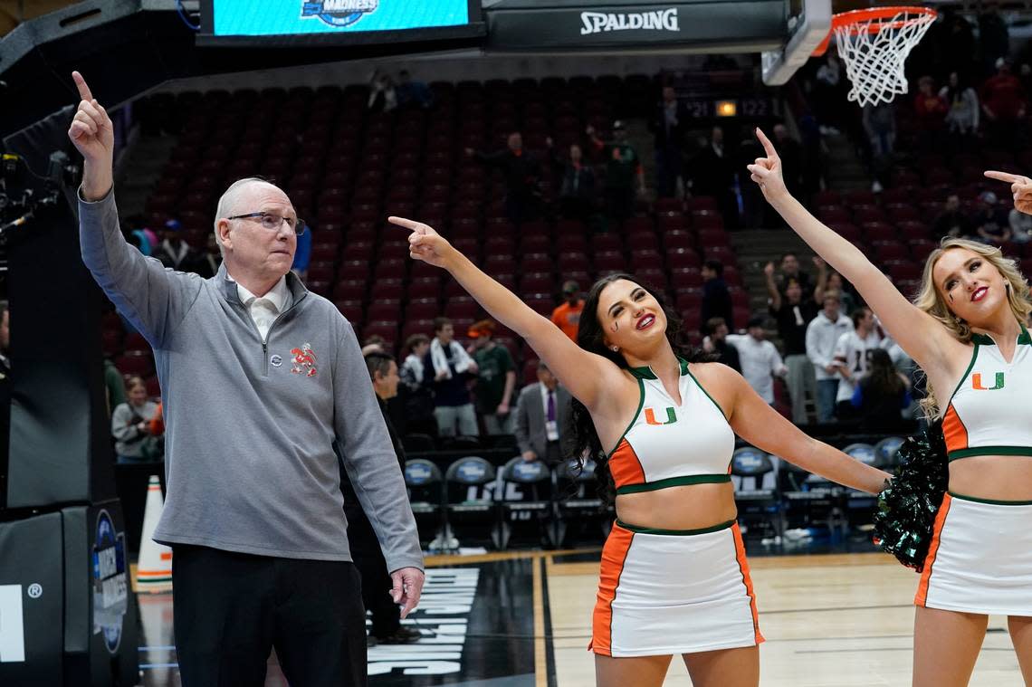 Miami coach Jim Larranaga, left, is 1-0 in his coaching career vs. Kentucky.