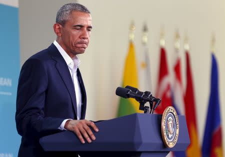 U.S. President Barack Obama pauses to answer a question during a press conference following the 10-nation Association of Southeast Asian Nations (ASEAN) summit in Rancho Mirage, California February 16, 2016. REUTERS/Mike Blake