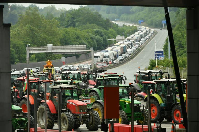 Des agriculteurs bloquent avec leurs tracteurs la frontière franco-espagnole, le 3 juin 2024 à Biriatou, dans les Pyrénées-Orientales (GAIZKA IROZ)