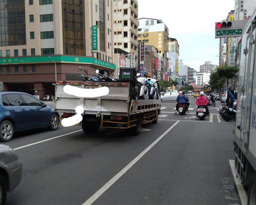 只見貨車上有台載著UberEATS保溫箱的機車。（圖／翻攝自爆怨公社）