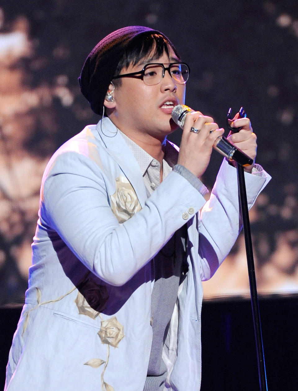Heejun Han sings "A Song For You" by Donny Hathaway - After last week's performance didn't get positive comments, Heejun Han reclaimed the judges trust. "People don't realize you don't make it this far by mistake. You're here because we realize you can sing this way," said Jennifer Lopez.