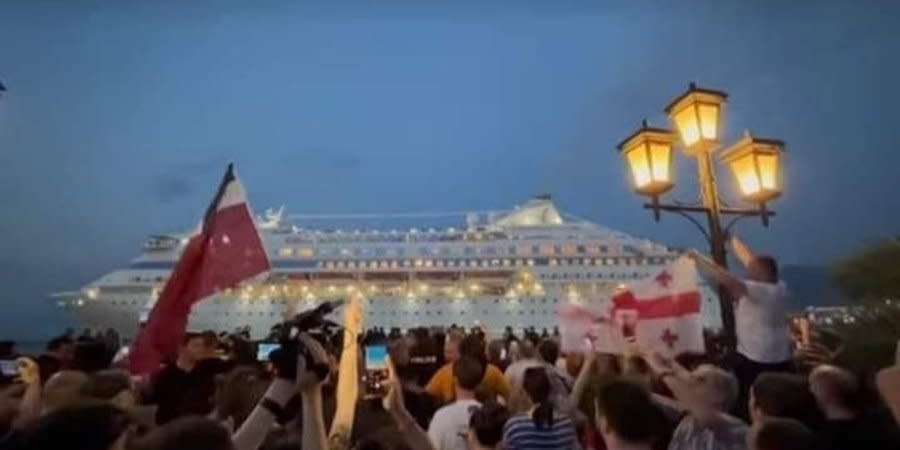 Georgians held a protest near the liner with Russian tourists