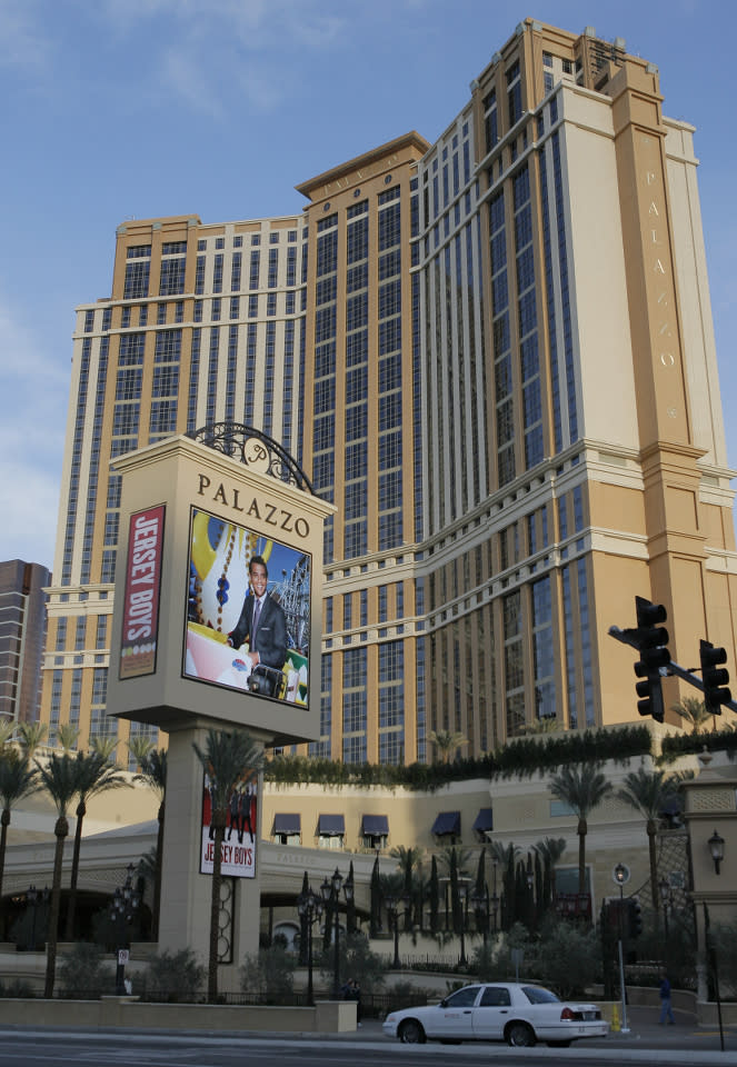 Wer in Las Vegas Urlaub macht, wird garantiert am berühmten Casino-Hotel The Palazzo vorbeikommen. Mit seinen 196 Metern ist es das höchste fertiggestellte Gebäude in der Glücksspiel-Metropole. Die Bausumme beläuft sich auf 1,6 Milliarden Euro. (Bild-Copyright: Jae C. Hong/AP Photo)