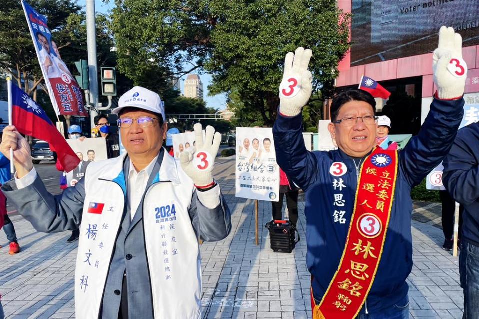 新竹縣長楊文科（左）陪同爭取立委連任的林思銘（右）在路口拜票，請選民搶救務實做事、深耕服務地方的優秀立委。（林思銘團隊提供／羅浚濱新竹傳真）