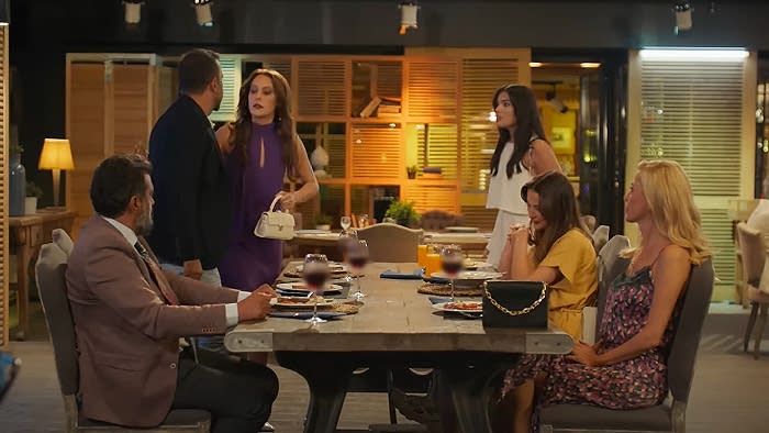 Hermanos: La cena organizada por Akif y Yaman es un desastre