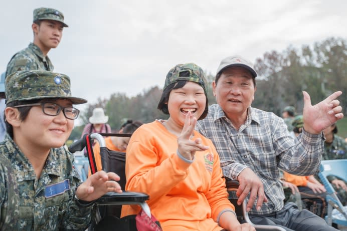 啟明學校學生在官兵的陪伴下，體驗586旅安排的多元活動。（軍聞社記者陳軍均攝）