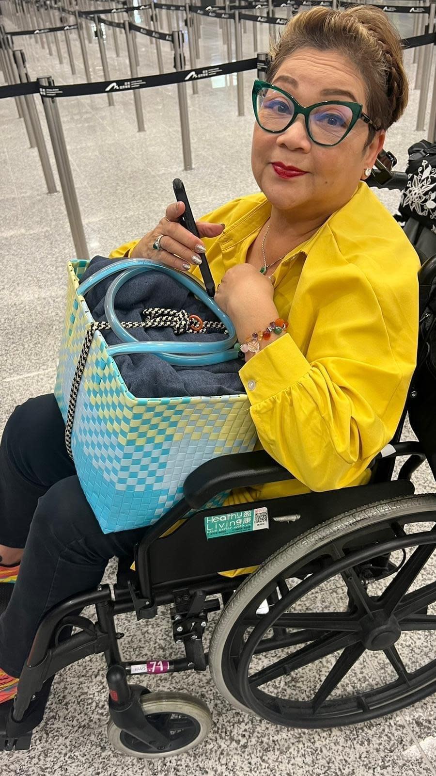 69歲肥媽坐輪椅現身機場。