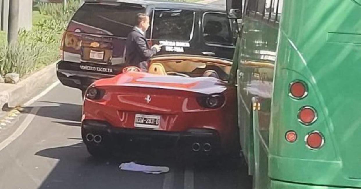 El choque entre un Ferrari y un micro que demuestra el contraste de desigualdad en México. Foto: X vía @mike_tre