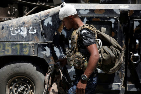 A member of the Iraqi Federal Police prepares to board a vehicle during clashes with Islamic State fighters in western Mosul, Iraq May 27, 2017. REUTERS/Alkis Konstantinidis