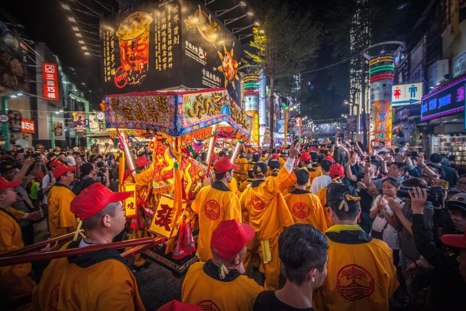 艋舺青山宮遶境，連續好幾天的鞭炮聲響引起民眾抱怨連連，不過青山宮澄清「鞭炮不是我們放的」。   圖：翻攝自青山宮文化組臉書