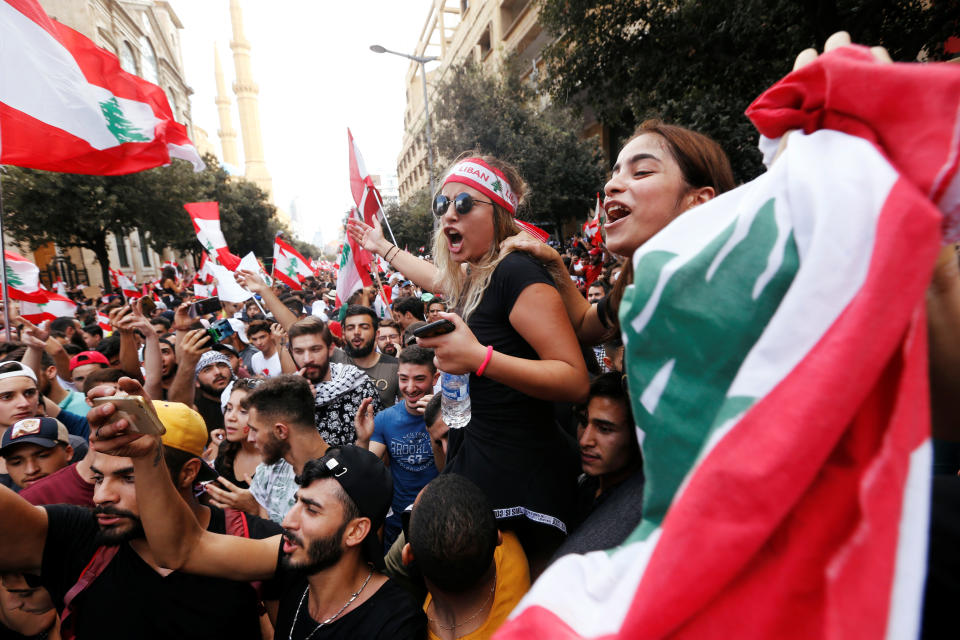 Auch nach dem Wochenende gingen die Libanesen wieder auf die Straße, um für eine bessere Politik zu demonstrieren. (Bild: Reuters/Mohamed Azakir)