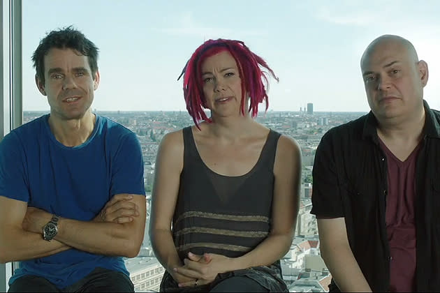 Lana Wachowski zwischen Tom Tykwer (links) und ihrem Bruder Andy (Bild: Screenshot/Warner Brothers)