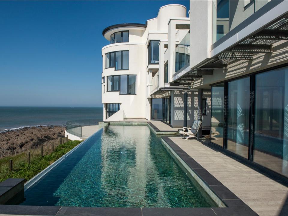 The infinity pool with views of the sea (Knight Frank)