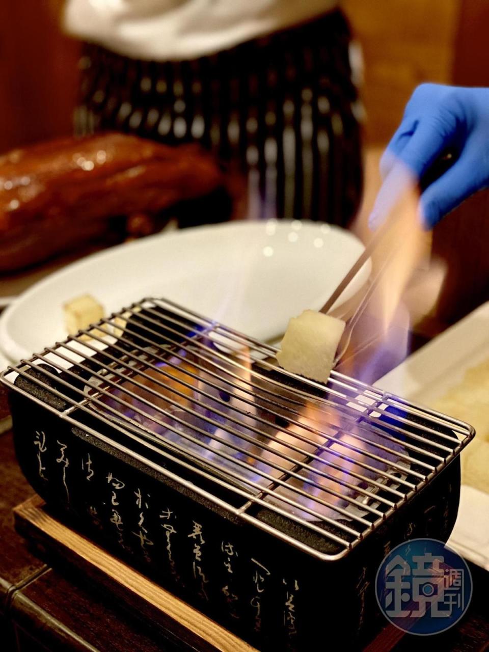 將棉花糖吐司放在小烤爐上火烤。