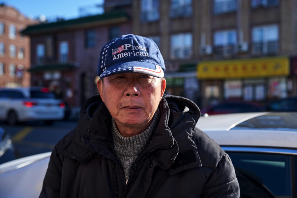 Chen Renhou, de 71 años, en un popular lugar de reunión para migrantes chinos mayores en el vecindario de Borough Park en Brooklyn, el 8 de enero de 2024. (Bing Guan/The New York Times).