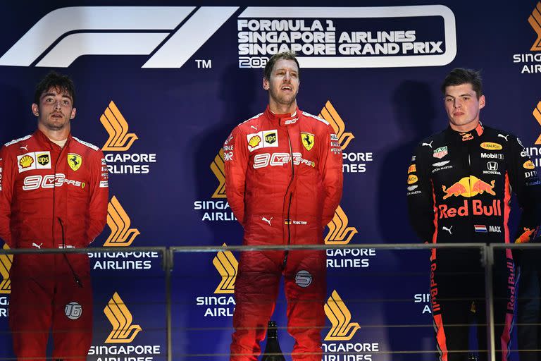 Gran Premio de Singapur 2019, segundo podio de Max Verstappen en el circuito de Marina Bay; el neerlandés compartió la celebración con los pilotos de Ferrari, Charles Leclerc y Sebastian Vettel, que lograría su éxito N°53 en la Fórmula