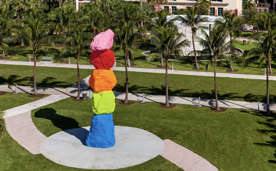 Fuera del edificio, en el césped que rodea el museo, están ubicadas varias piezas importantes de arte público del museo, incluida la fotogénica “Miami Mountain”, de Ugo Rondinone.