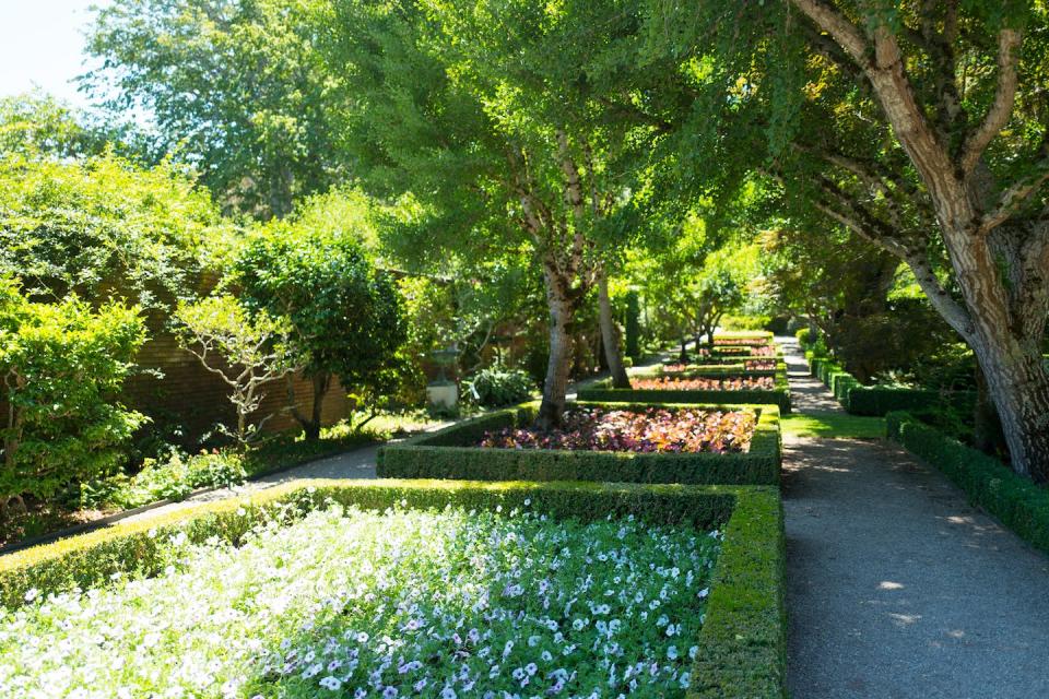 A formal garden and estate operated by the National Trust for Historic Preservation reflects the aesthetic of Woodside, Calif. <a href="https://www.gettyimages.com/detail/news-photo/formal-garden-with-flowers-set-among-hedges-designed-to-news-photo/803294050?adppopup=true" rel="nofollow noopener" target="_blank" data-ylk="slk:Smith Collection/Gado/Getty Images;elm:context_link;itc:0;sec:content-canvas" class="link ">Smith Collection/Gado/Getty Images</a>