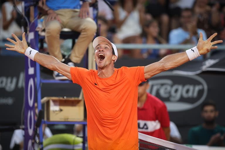 Facundo Bagnis explota de alegría tras vencer a Federico Coria y clasificarse finalista del Córdoba Open; definirá este domingo frente a Luciano Darderi.