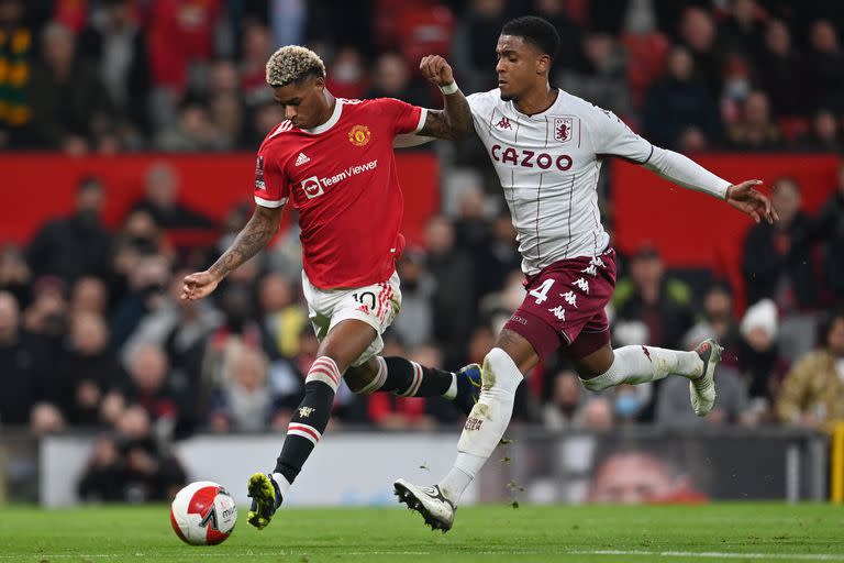 Rashford intenta rematar antes de que lo cruce Konsa