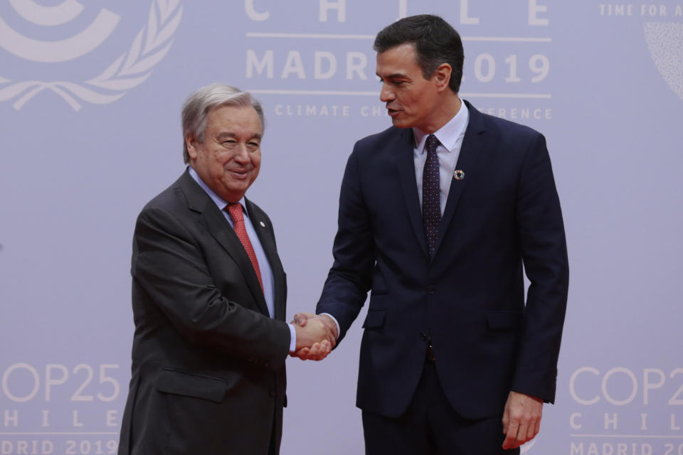 El secretario general de Naciones Unidas, Antonio Guterres, y el presidente del Gobierno español en funciones, Pedro Sánchez, se estrechan la mano en la cumbre climática COP25 en Madrid, el lunes 2 de diciembre de 2019. (AP Foto/Andrea Comas)