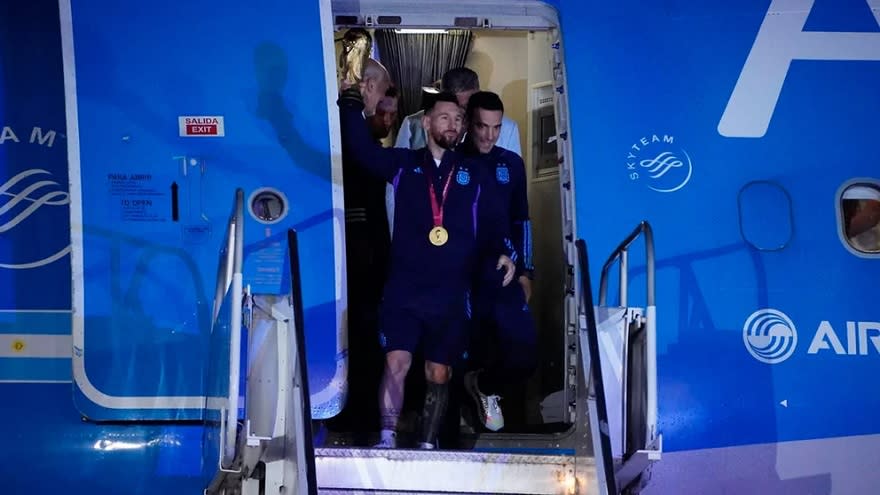 Messi fue el primero en salir del avión con la copa en la mano