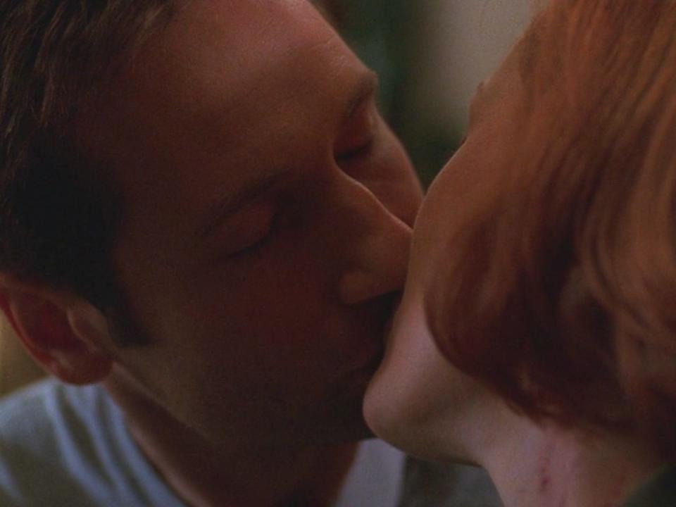 mulder scully x files first kiss