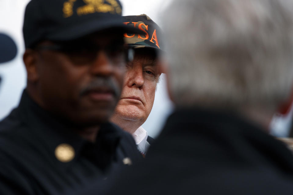 El presidente Donald Trump escucha durante una reunión con jefes de bomberos en Malibú, California, el 17 de noviembre del 2018. (AP Foto/Evan Vucci)