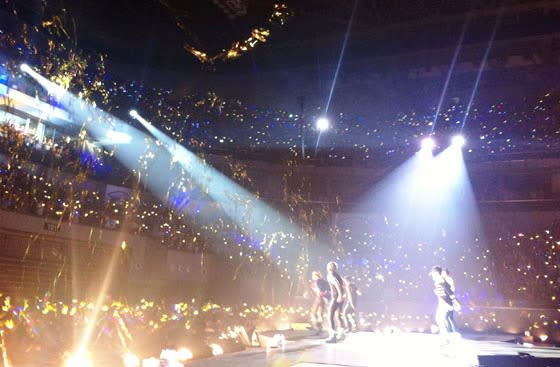 Big Bang greets thousands of Filipino fans with a shower of golden confetti at the Mall of Asia Arena on Oct. 24. (Photo by Erikson Tan)