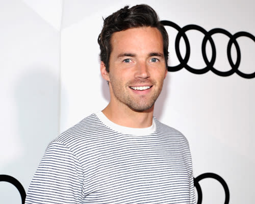 “Pretty Little Liars” star Ian Harding gave students rides to the polls and we love that