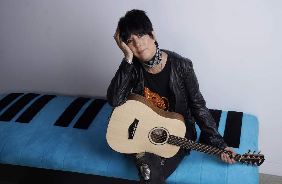 La compositora Diane Warren posa en su oficina mientras promueve su nuevo álbum, "Diane Warren: The Cave Sessions Vol. 1", el miércoles 18 de agosto de 2021 e Los Angeles. (AP Foto/Chris Pizzello)