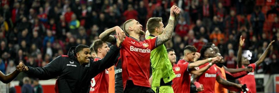 Leverkusen’s players celebrate their victory.