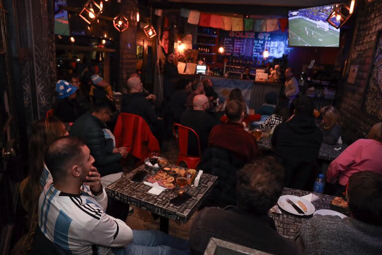 Disfrutando la final de la Copa América en el Bar Soler en Palermo.