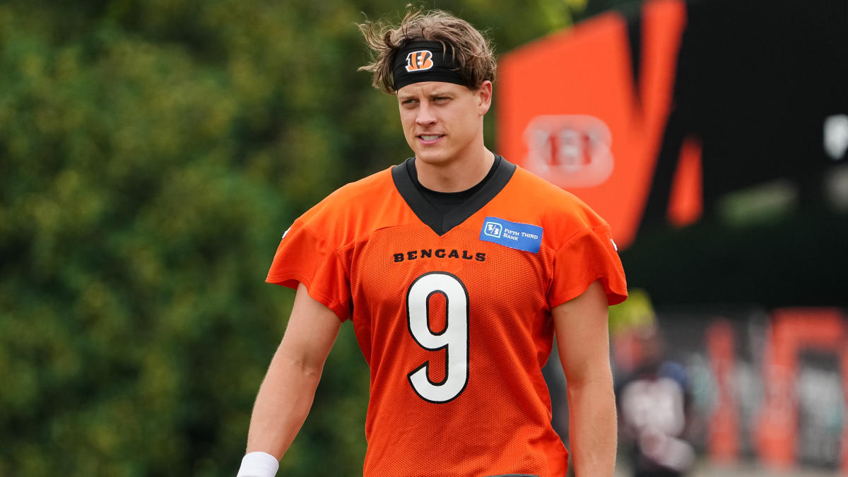 Cincinnati Bengals: Joe Burrow 2021 Stand Out Mini - Officially