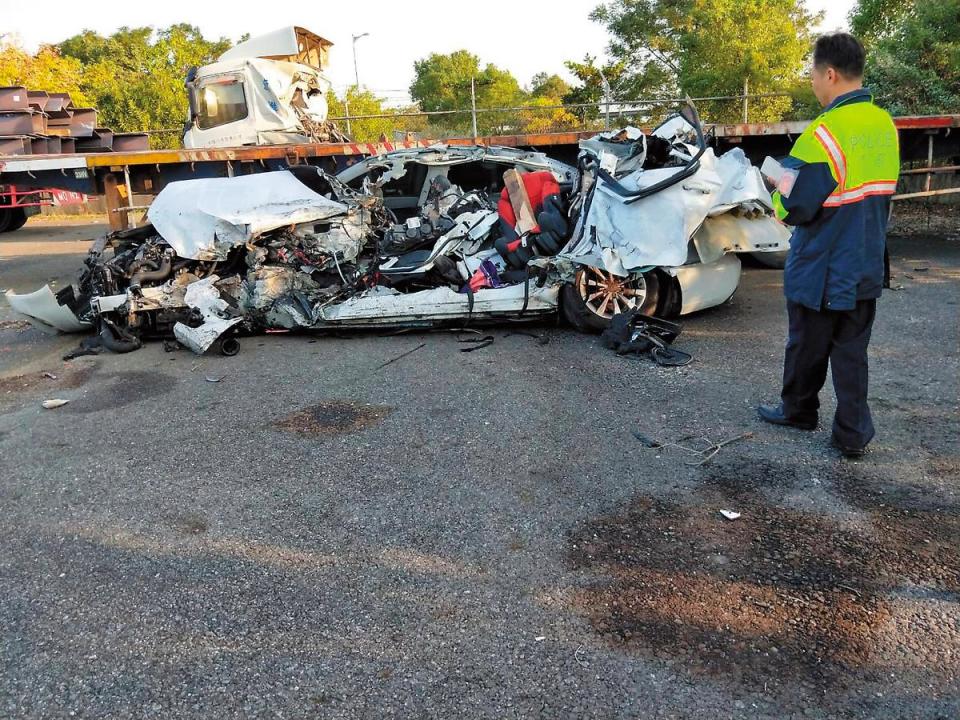 林世韋駕駛的奧迪跑車被撞成廢鐵，家屬還在車上找到林世韋的牙齒，難以想像他們生前經歷多大痛苦。（翻攝畫面）