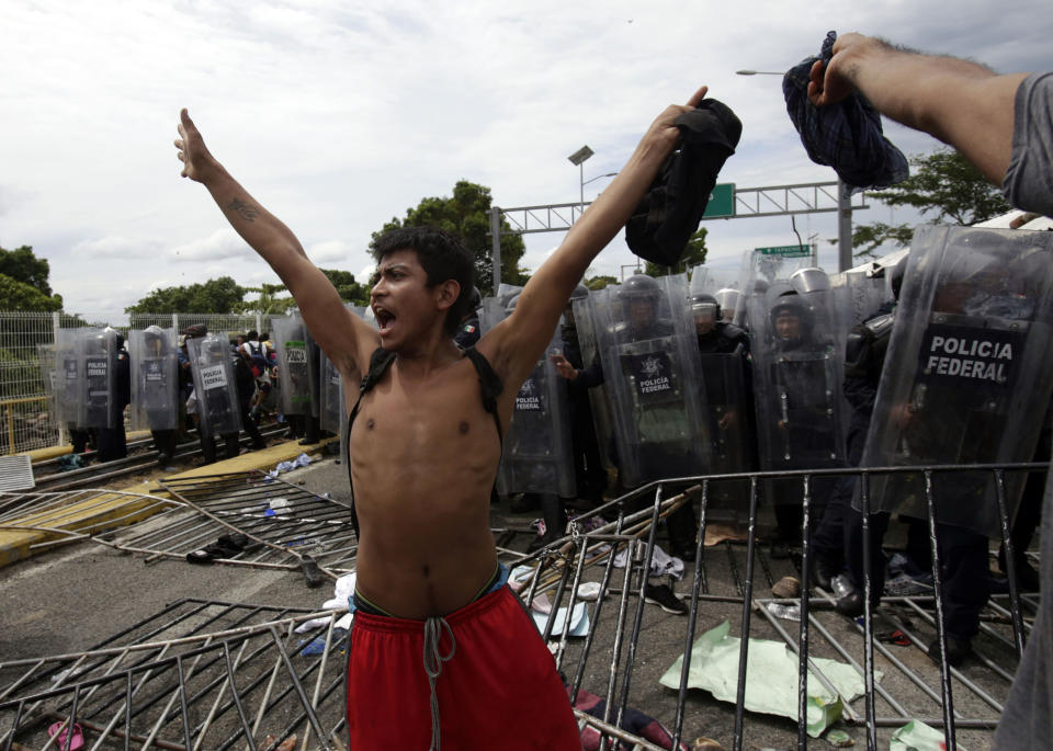 FOTOS | Así rompieron los migrantes el cerco fronterizo para entrar a México