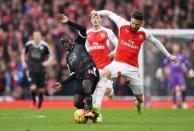 Football Soccer - Arsenal v Leicester City - Barclays Premier League - Emirates Stadium - 14/2/16 Arsenal's Olivier Giroud in action with Leicester's N'Golo Kante Action Images via Reuters / Tony O'Brien Livepic