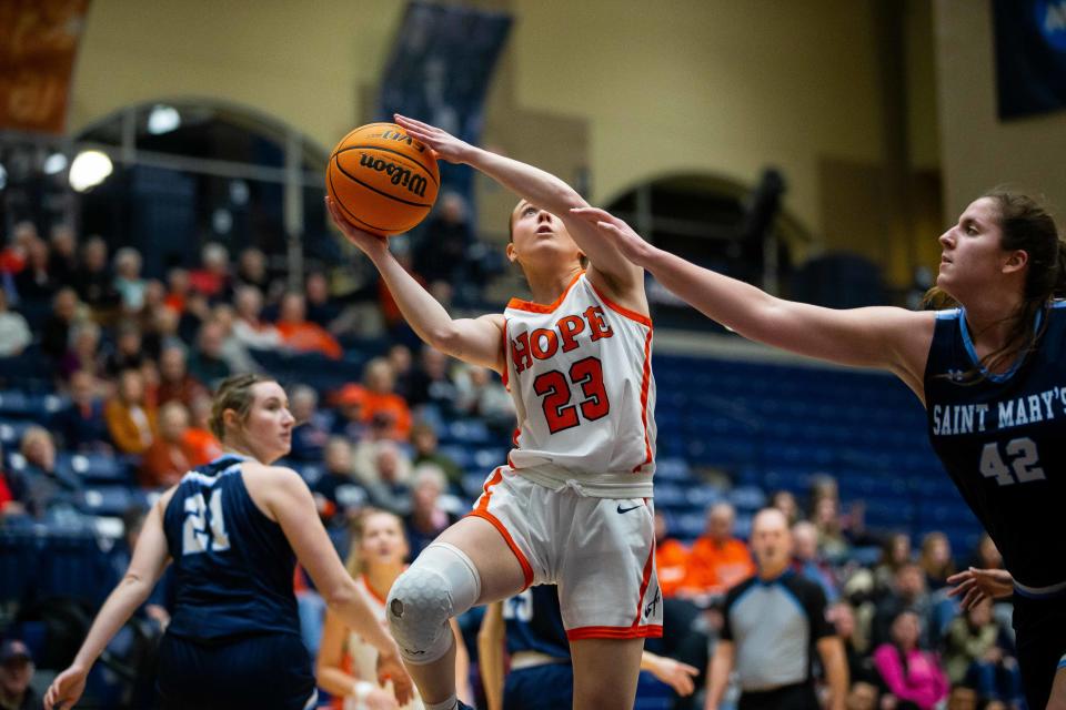 Hope's Olivia Bellows drives to the basket during a game against Saint Mary's Wednesday, Jan. 18, 2023, at DeVos Fieldhouse. 