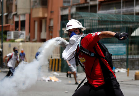 Demonstrators clash with riot security forces while participating in a strike called to protest against Venezuelan President Nicolas Maduro's government in Caracas, Venezuela, July 20, 2017. REUTERS/Carlos Garcia Rawlins